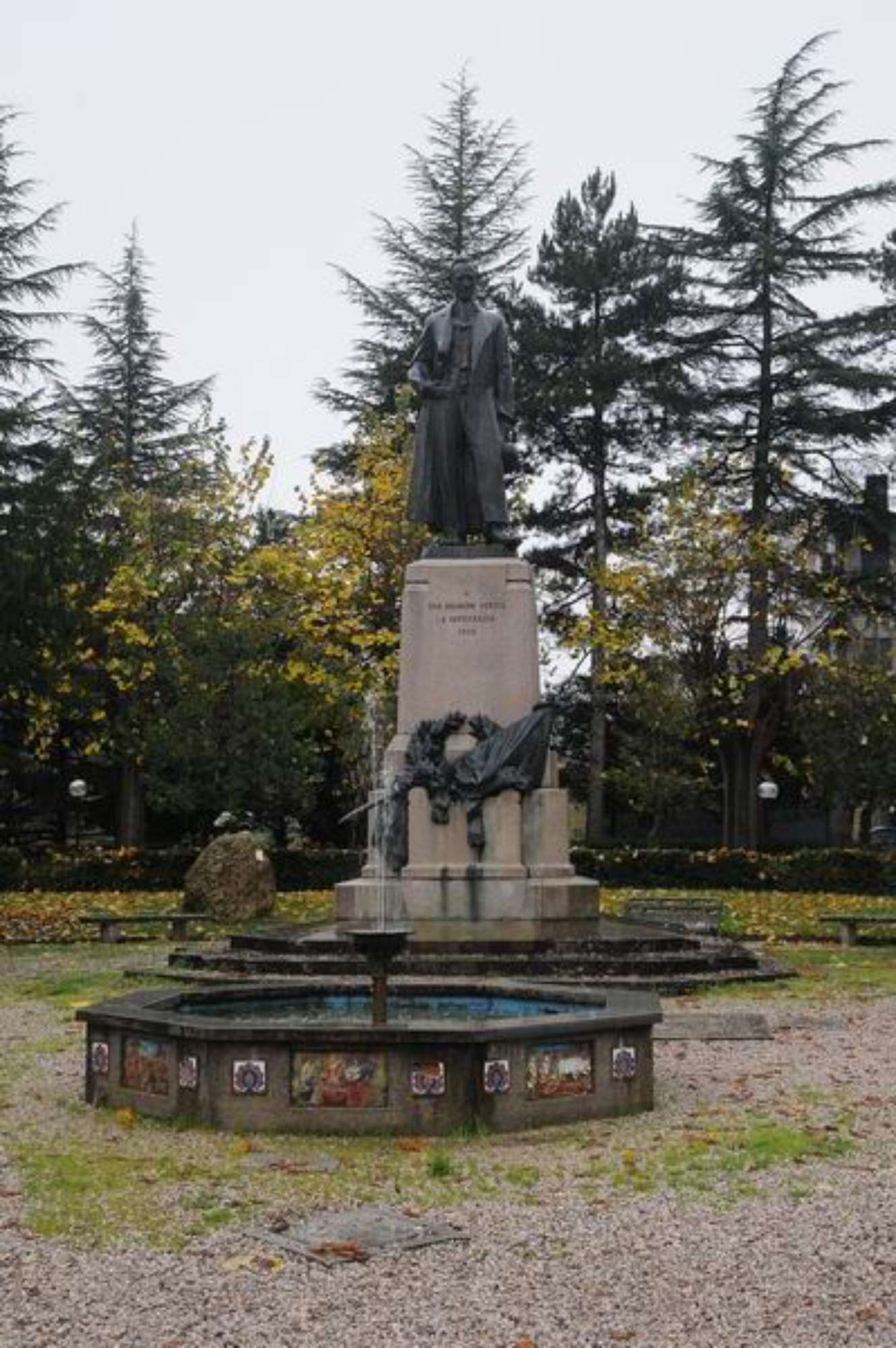 il monumento nel giardino pubblico